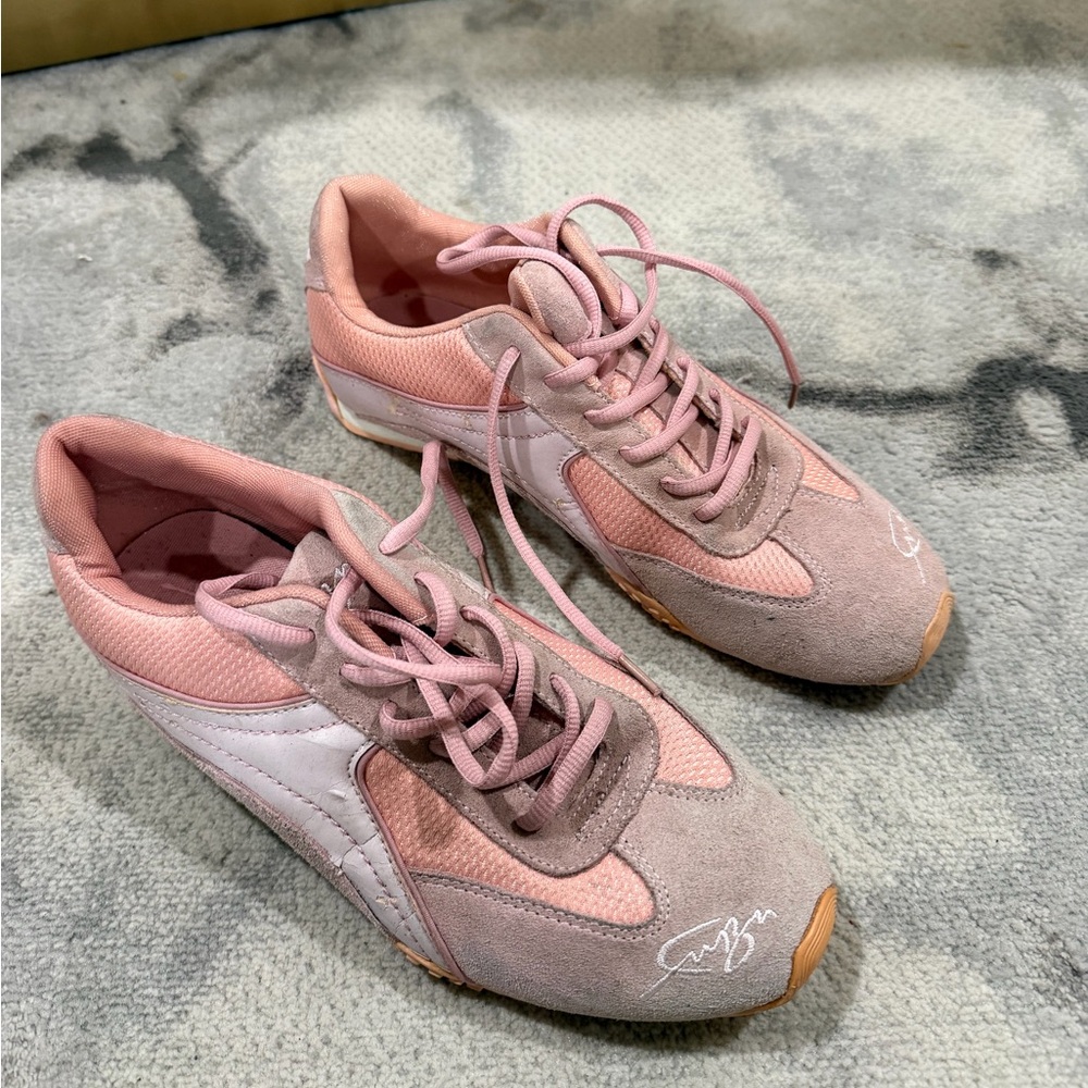 Women’s sneakers size 10